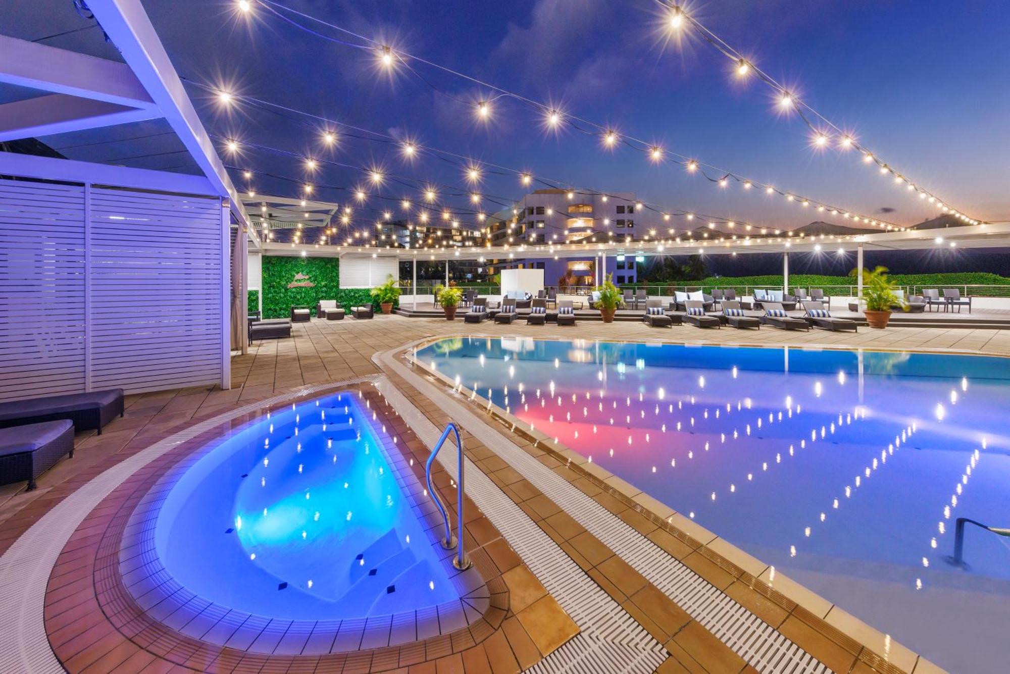Pullman Reef Hotel Casino Cairns Esterno foto The rooftop pool at the hotel
